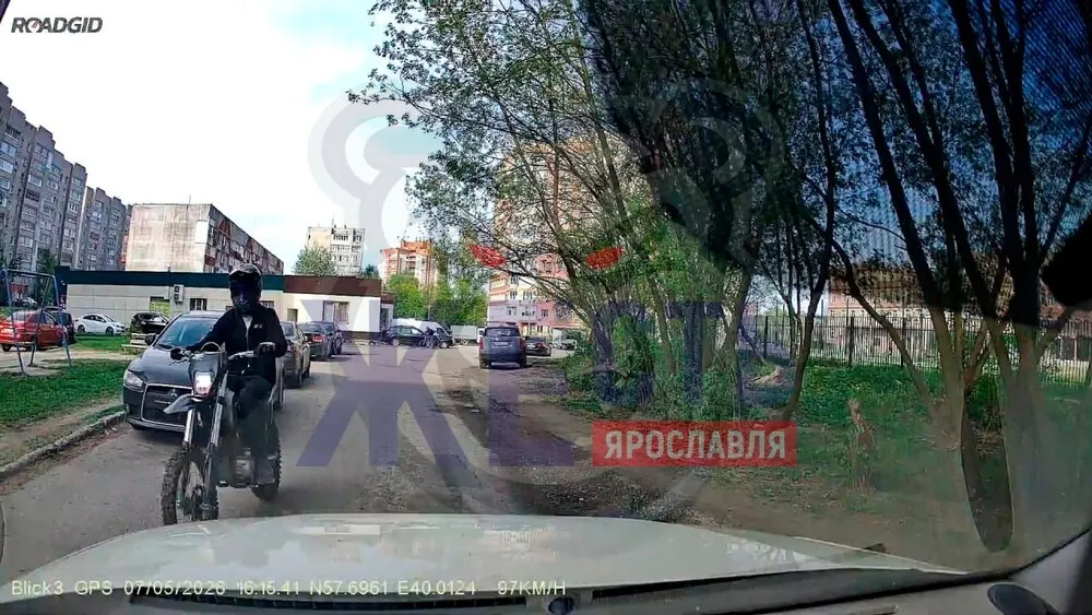 В Ярославле ищут байкера, сломавшего зеркало автомобиля