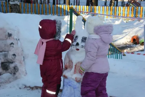 В Ярославле участники «снежного» конкурса лепят забавные сказочные скульптуры