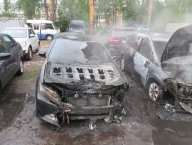 Ярославль: автомобили горят на рассвете