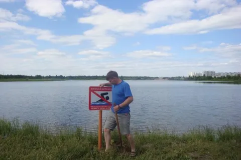 В Дзержинском районе установили таблички с запретом на купание