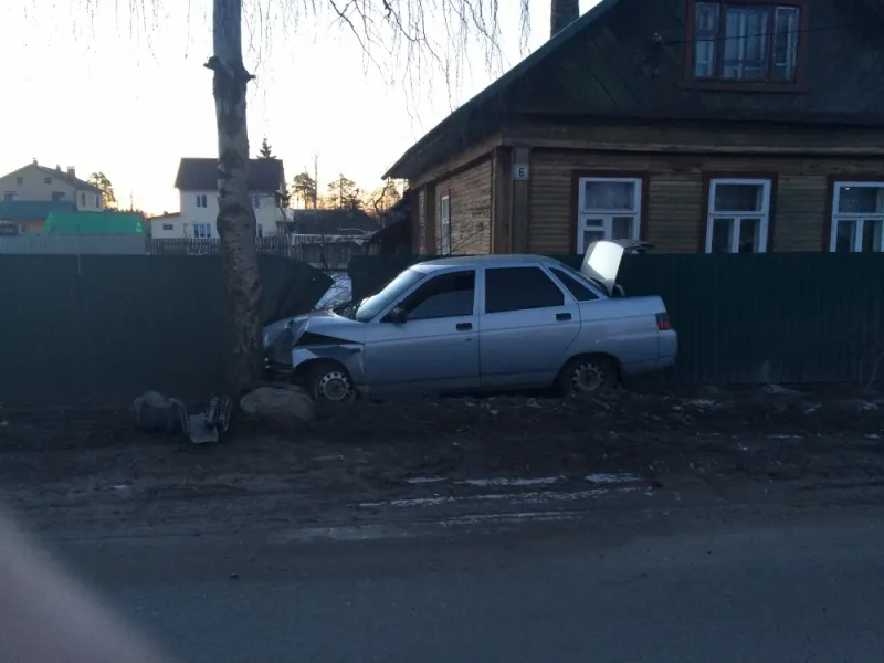 В Рыбинске легковушка врезалась в дерево