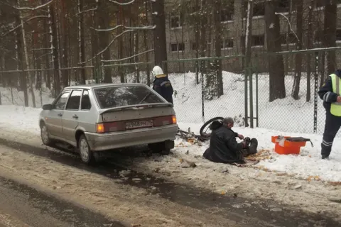 В Рыбинском районе столкнулись автомобиль и мопед