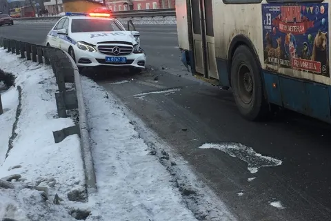 В Ярославле столкнулись троллейбус и автомобиль ГИБДД