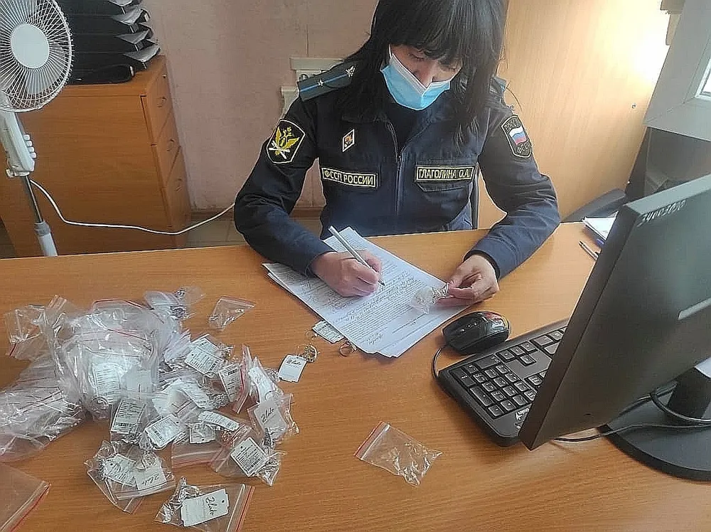 Ярославец рассчитался с судебными приставами серебряными украшениями
