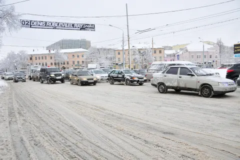 Пробка на Октябрьском мосту в центре Ярославля рассосалась