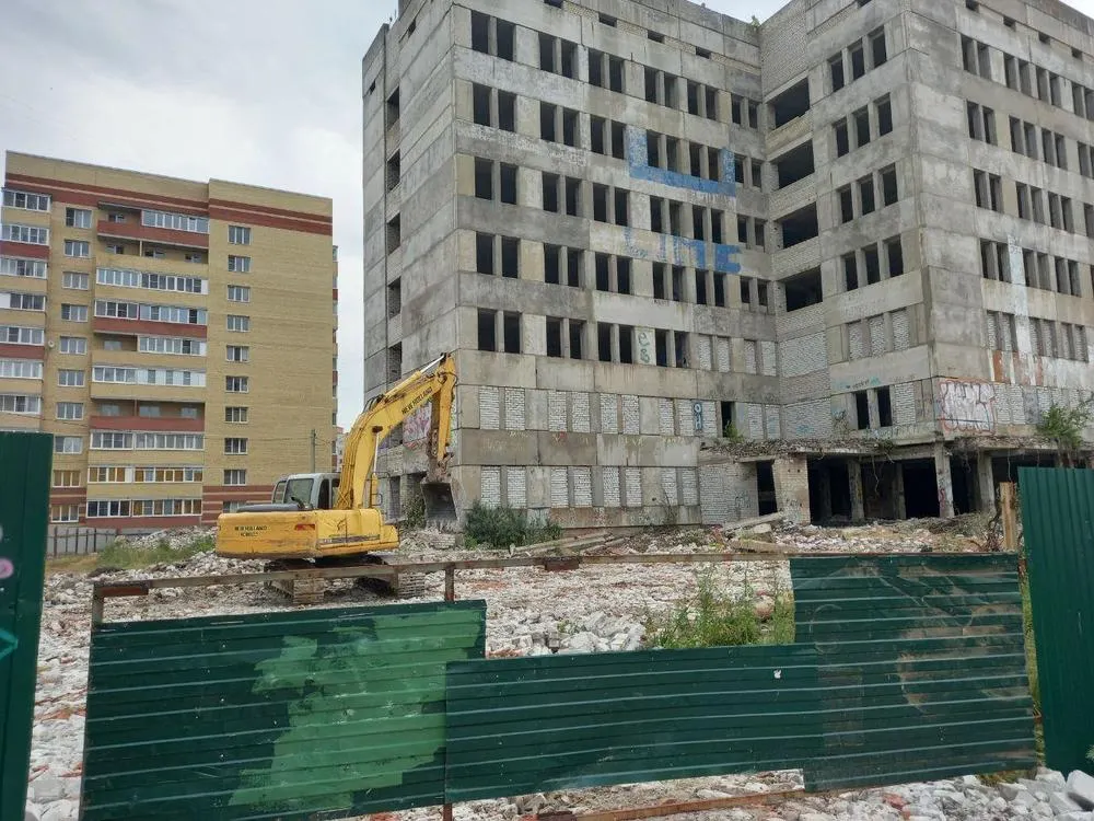 В Ярославле начался снос детской поликлиники-недостроя