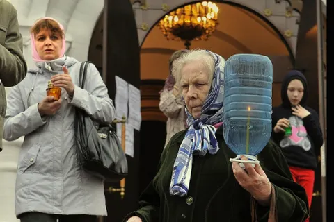 В Ярославль прибыл благодатный огонь. Фоторепортаж