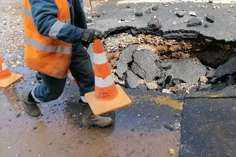 В Ярославле из-под земли забил гигантский фонтан: видео