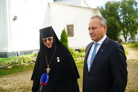 Председатель Яроблдумы наградил настоятельницу Николо-Сольбинского монастыря