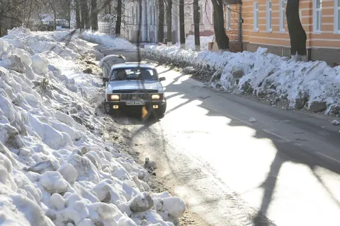 Начался вывоз снега с Волжской набережной Ярославля. Первый за всю зиму этого года. Фоторепортаж