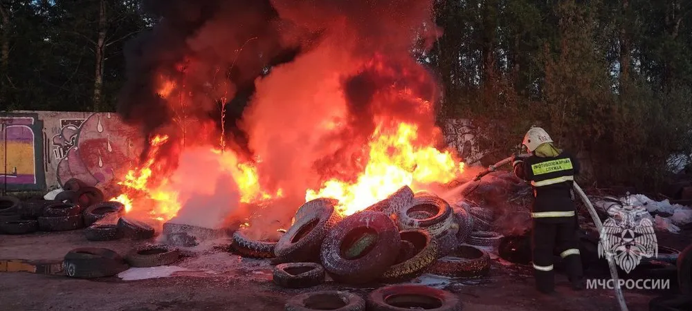В спальном районе Ярославля горела гора покрышек