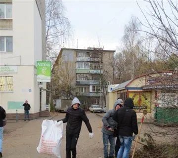 Во Фрунзенском районе Ярославля провели субботник