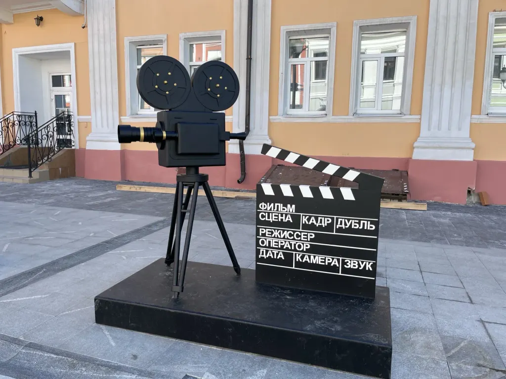 В центре Ярославля установили памятник кинокамере