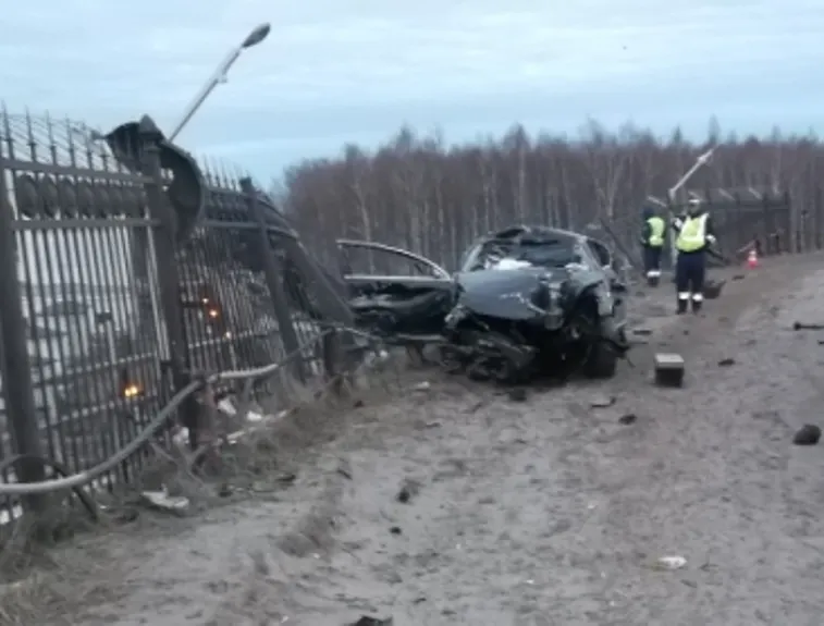В Рыбинске иномарка снесла металлический забор около ГЭС