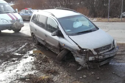 В Ярославской области Опель вылетел в кювет и потерял колесо