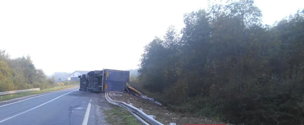 В Ярославской области опрокинулась фура: пострадал водитель