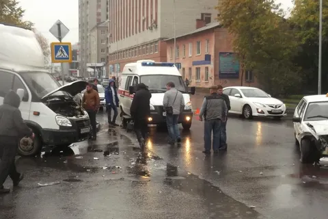 В Рыбинске не смогли разъехаться грузовая «Газель» и такси