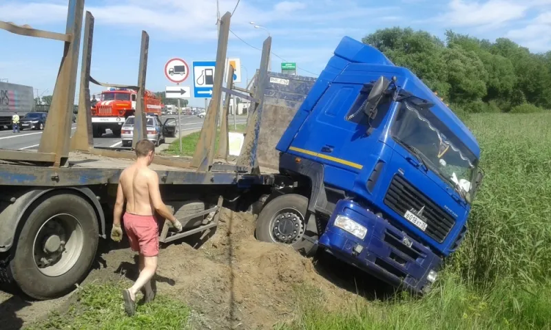 В Ярославской области на федеральной трассе фура съехала в кювет