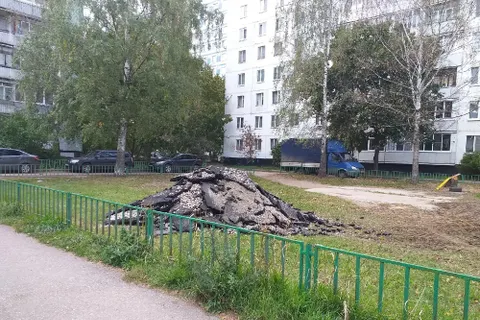 Ошиблись с местом: в Ярославле срезали асфальт на новой детской площадке