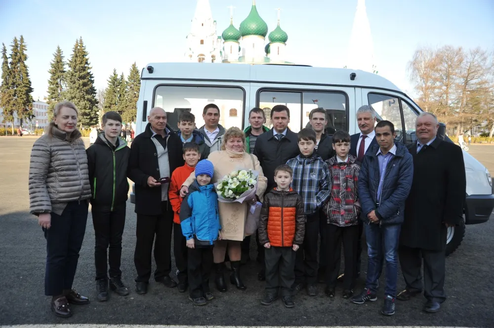 Семье из Рыбинска, в которой 25 сыновей, подарили микроавтобус