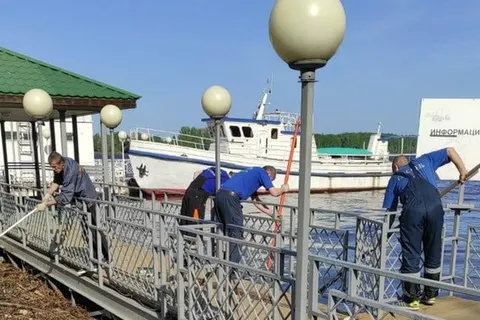 В Ярославле «Волжскую Жемчужину» очистили от плавучего мусора