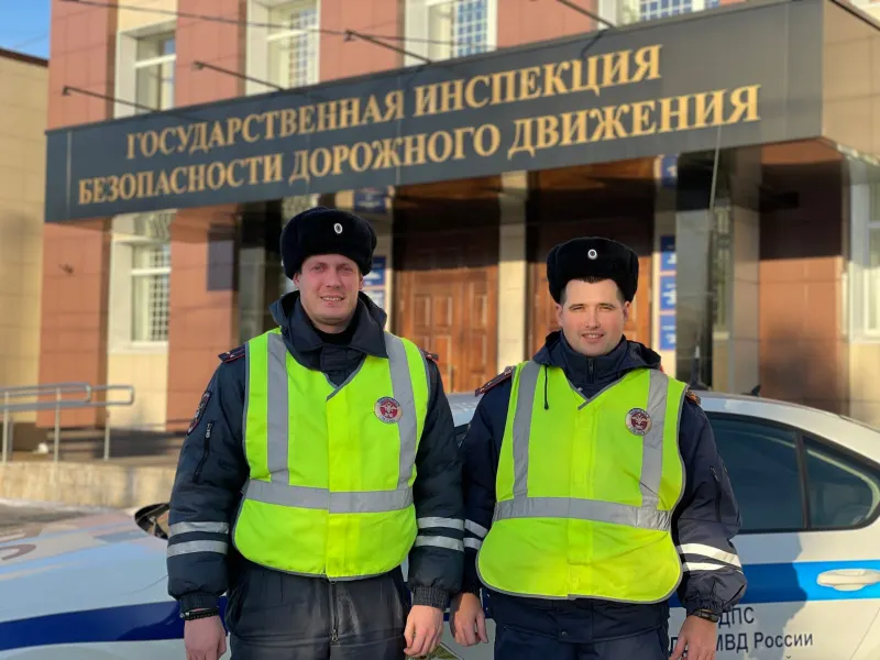 В Ярославской области сотрудники ГИБДД спасли замерзавшего на остановке мужчину