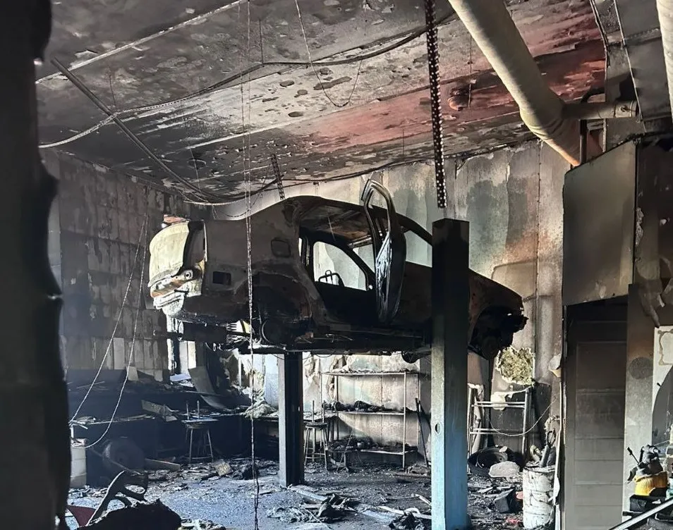 В МЧС назвали причину пожара в ярославской автомастерской