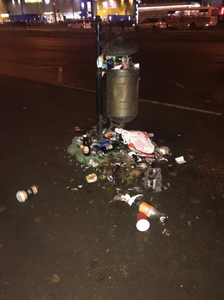 В Ярославле не вывозится мусор с остановок