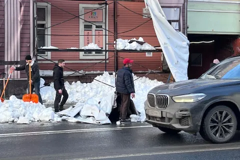 В центре Ярославля снег с крыши рухнул на людей