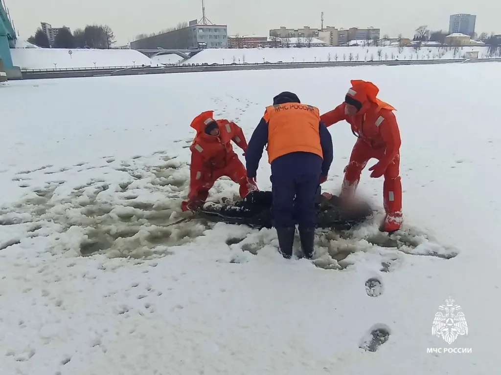 В Ярославле спасли человека, гулявшего по Волге под Октябрьским мостом
