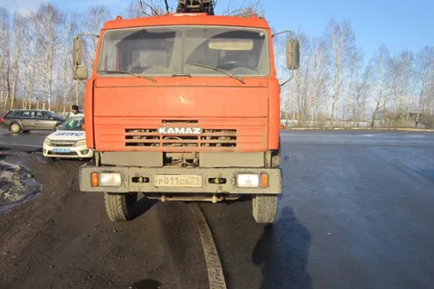 В Ярославле в Брагино легковушка столкнулась с КАМАЗом
