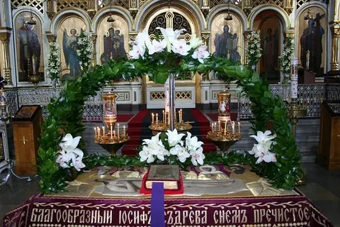 Сегодня во всех храмах Ярославля совершается вынос Плащаницы (с фото)