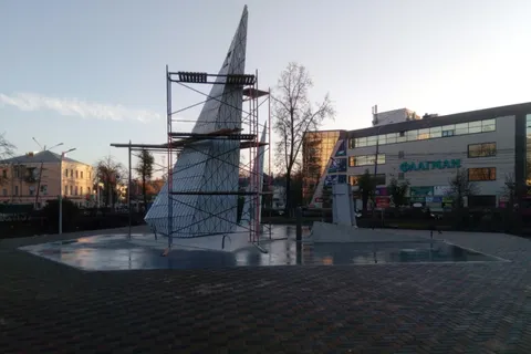 В Ярославле устанавливают памятник комсомолу