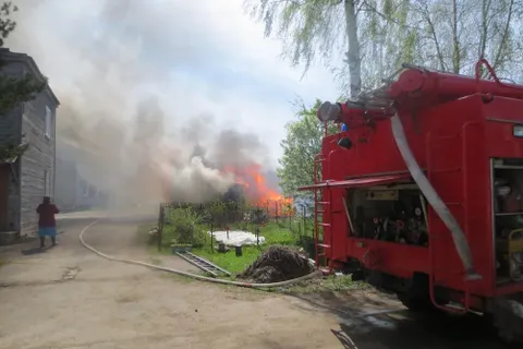 В Пошехонье сгорели пять хозяйственных построек