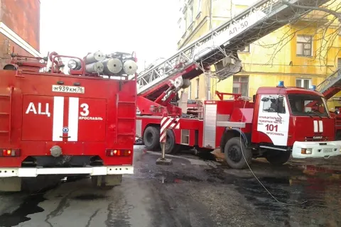 На улице Пожарского в Ярославле бушуют пожары