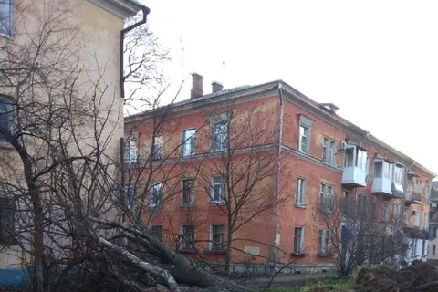 В Ярославле из-за ураганного ветра упала стена подъезда