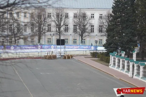 В Ярославле на Советской площади разбирают новогодний каток – фото