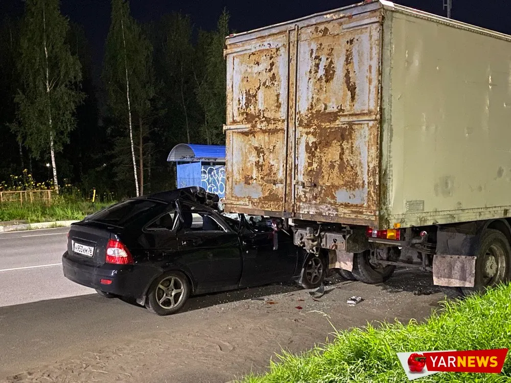 В Ярославле легковушка врезалась в припаркованный грузовик