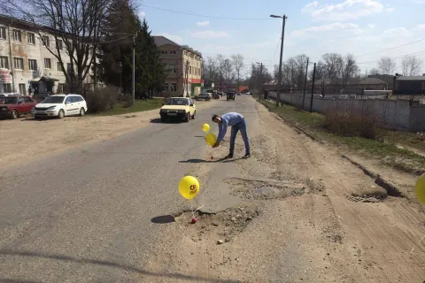 В Ярославской области ямы обозначили воздушными шариками