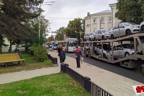 Перевозящий «Лады» автовоз попал в ДТП в центре Ярославля