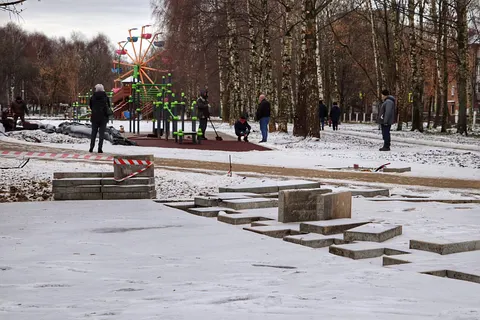 В Юбилейном парке Ярославля поставили дешевые спортивные тренажеры