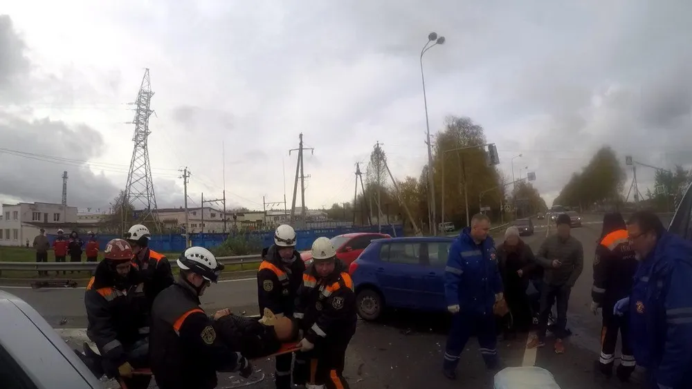 В Ярославле после ДТП водителя и пассажира легковушки деблокировали спасатели