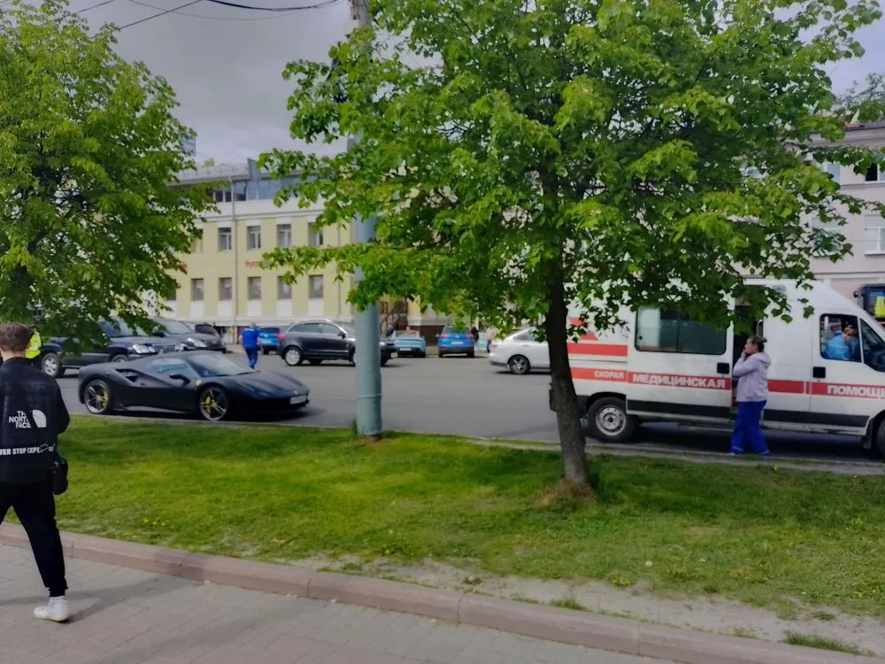 В центре Ярославля «Феррари» экс-депутата Романа Галагаева подрезала «скорую»