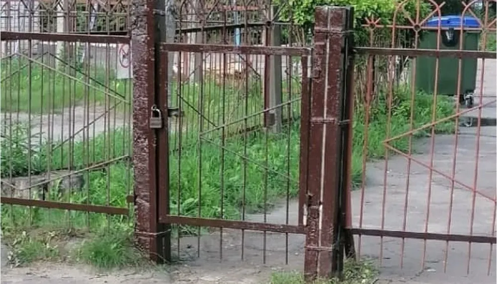 Детскому саду в Ярославле вернули калитку вместо деревянного поддона