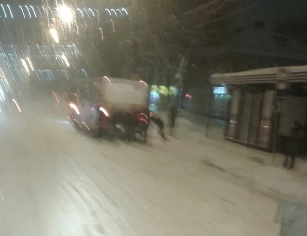 В Ярославле пассажиры толкали забуксовавшую в снегу маршрутку
