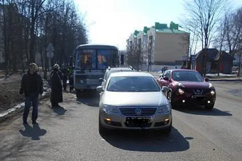 В Угличе автобус врезался в иномарку