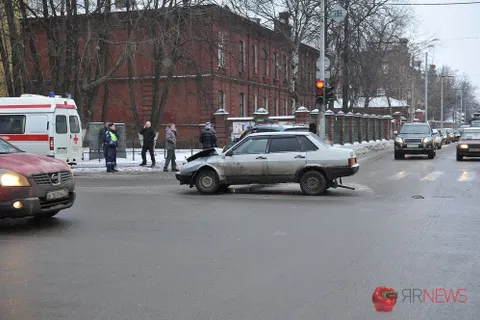 В центре Ярославля столкнулась «четырнадцатая» и Мицубиси. С фото