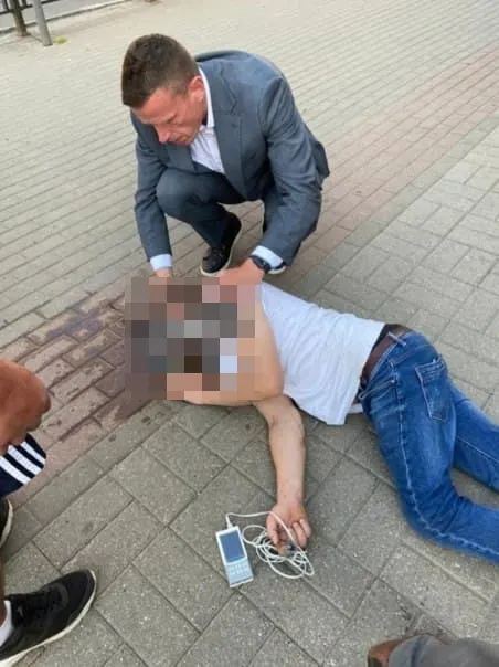 Глава ярославского депздрава оказал помощь упавшему в обморок прохожему