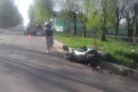 В Тутаеве столкнулись такси и скутер