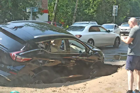 В центре Ярославля провалился автомобиль